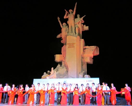 Leaders cut ribbon to inaugugrate construction of Cua Viet Victory Monument on July 17. (Photo:SGGP)